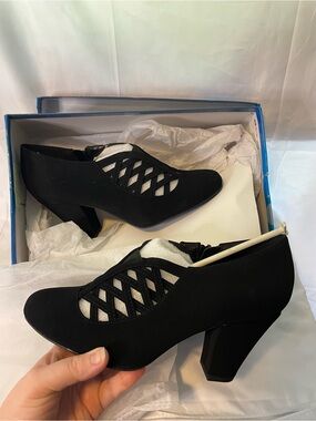 Women's Black Cutout Block Heel Dress Shoes easy street